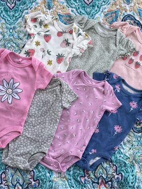 Carter's Baby Onesie Bundle (7pc) great condition!